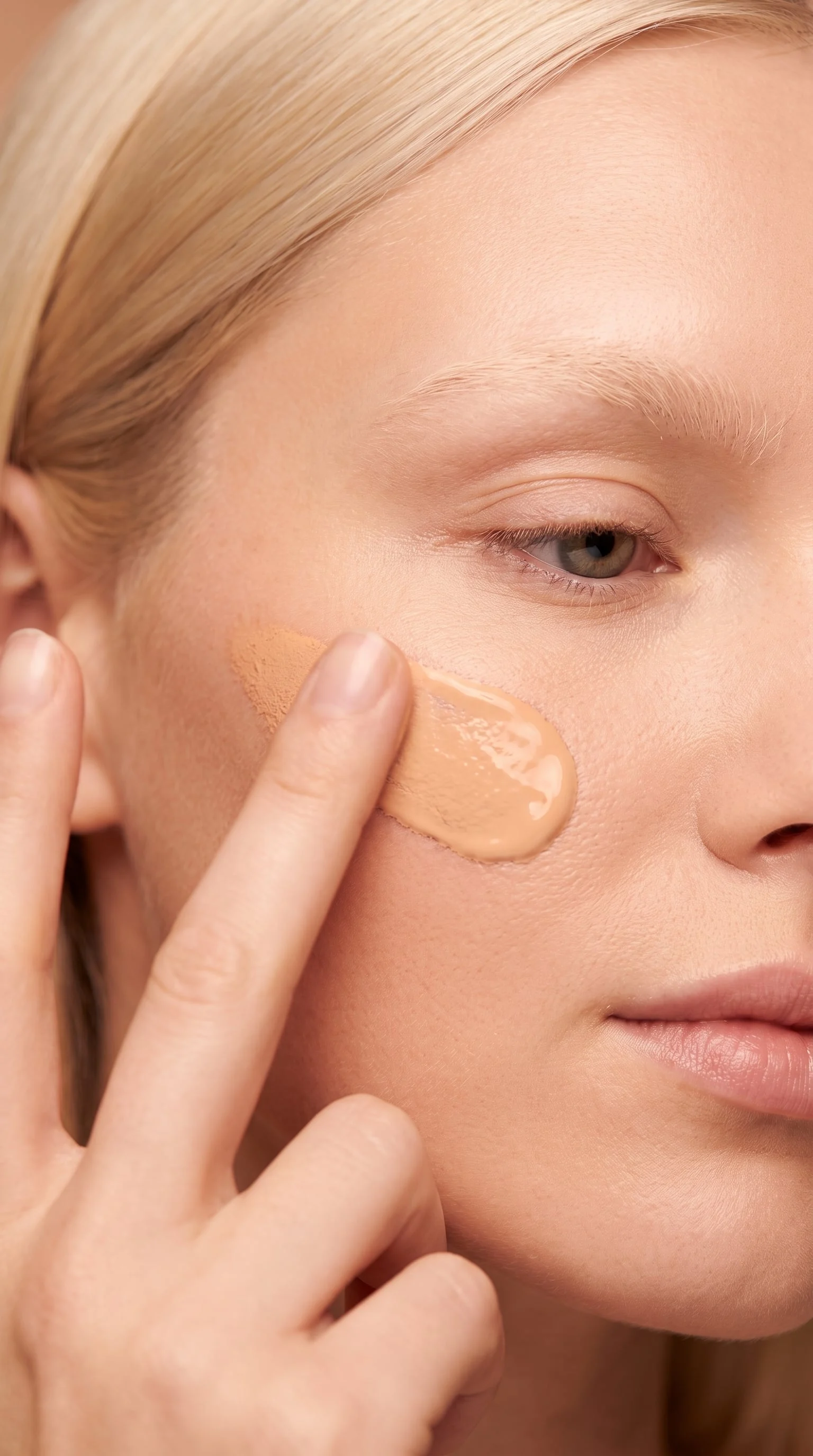 Model applying foundation — look reference